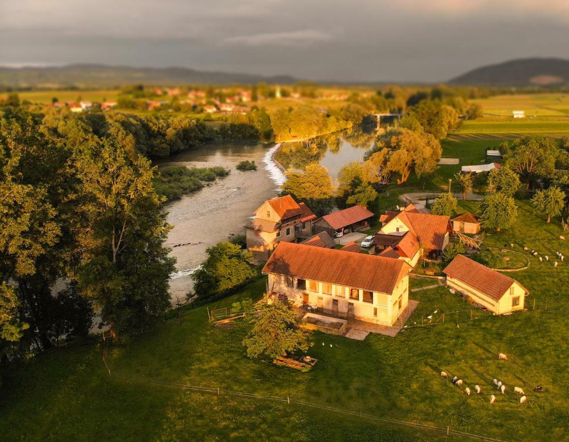 Fortun Estate - apartmaji ob reki Kolpi Metlika Exterior foto